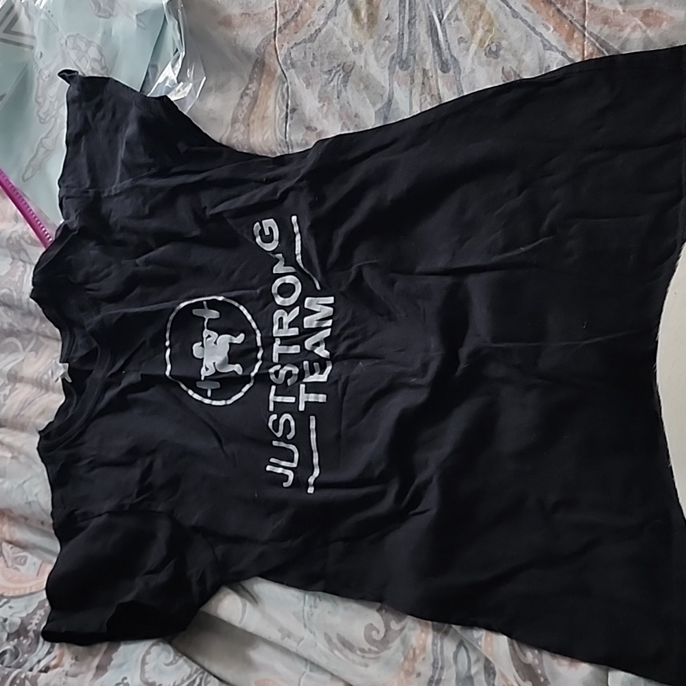 Black tshirt says L runs like S guc plain back